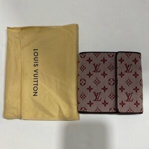 Louis Vuitton monogram MiniLin trifold wallet,
3 card slots,2 bill fold slots.